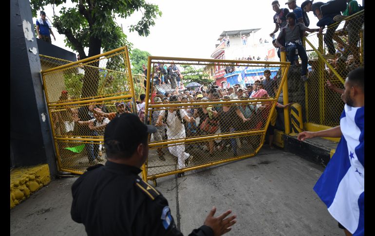 A empujones, un grupo rompió una reja. AFP/P. Pardo