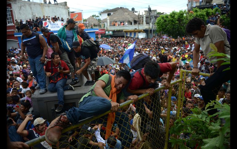 La gran mayoría de los integrantes de la caravana, de hasta tres mil migrantes, no tiene un pasaporte. Luego de que la multitud sobrepasó el cordón de policías guatemaltecos, algunos comenzaron a saltar la cerca desde Tecún Umán hacia México. AFP/P. Pardo
