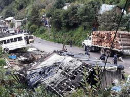 El jueves, un autobús de transporte público se queda sin frenos y esto provoca que se impacte contra una vivienda abandonada. TWITTER / @Notimex
