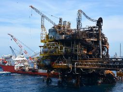 La agencia resalta que un escenario de dificultades financieras en Pemex tiene el potencial de interrumpir el suministro de combustibles líquidos para todo el país. AP / ARCHIVO