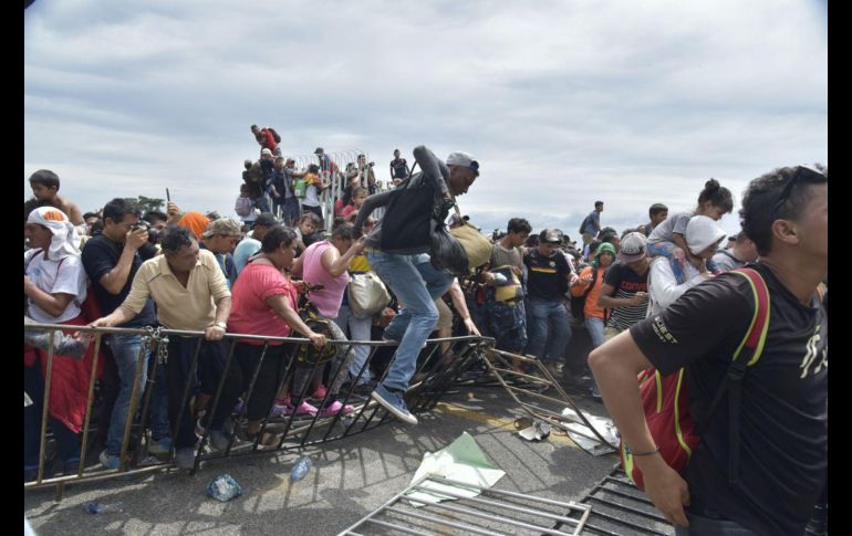 También saltaron y tumbaron las vallas colocadas por autoridades mexicanas.