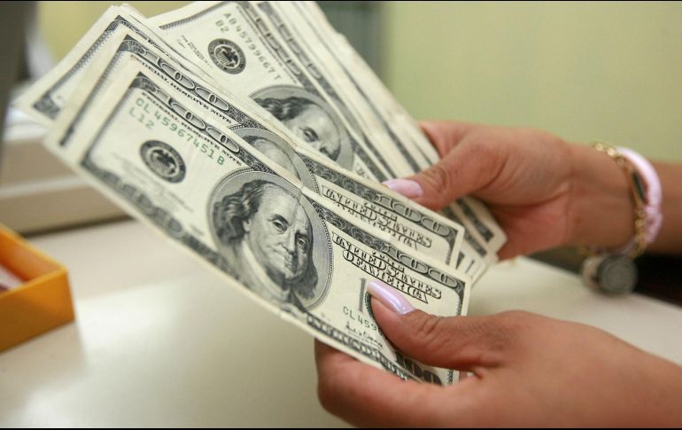 El dólar se adquiere en un precio mínimo de 18.15 pesos en bancos capitalinos. EL INFORMADOR / ARCHIVO