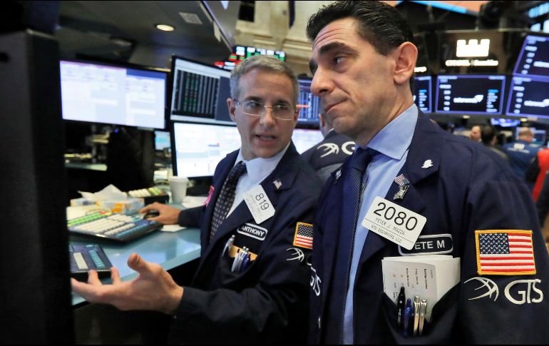 Al final de la sesión, el Dow Jones terminó en 25 mil 444 unidades. AP/R. Drew