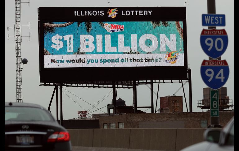 Un letrero en una autopista de Chicago, Illinois, muestra el premio mayor estimado para la lotería Mega Millions, de un millón de dólares. Se trata del segundo más grande en la historia de la lotería estadounidense. AP/N. Huh