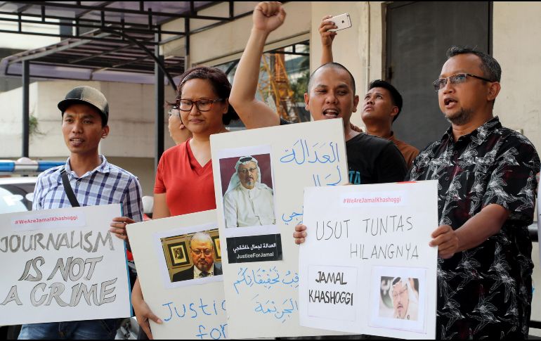 Periodistas indonesios participan en una protesta para reclamar una investigación completa y exhaustiva por la desaparición de su colega Jamal Khashoggi, ante la embajada de Arabia Saudí en Yakarta. EFE/B. Idahono
