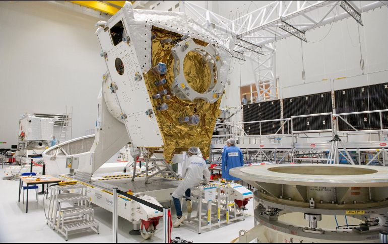 Imagen sin fechar que muestra a varios ingenieros mientras trabajan en la misión espacial BepiColombo. EFE/S. Corvaja