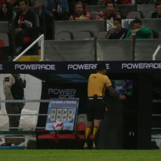 VAR se estrena con polémica en el Jalisco