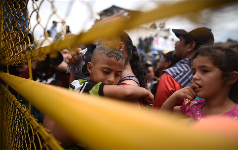 Cientos de migrantes hondureños permanecen varados en uno de los puentes que atraviesa el río Suchiate, frontera natural entre Guatemala y México. EFE / E. Bercían