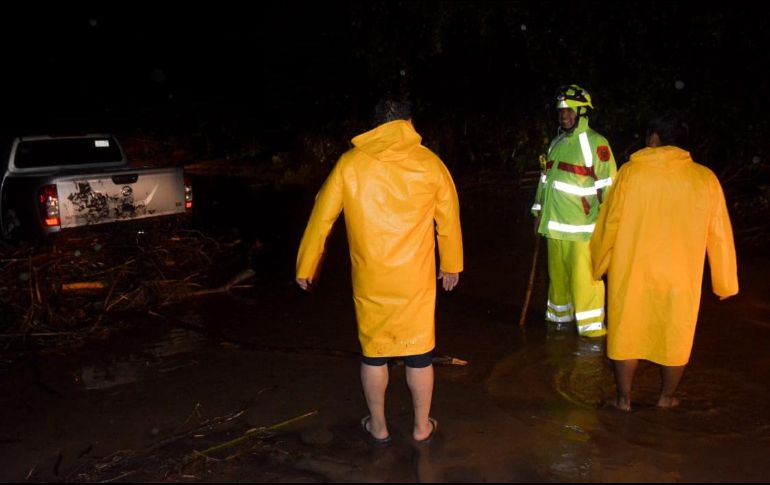 Habitantes de la localidad, donde se asienta el destino turístico de Bahías de Huatulco, no pudieron dormir debido a la emergencia; autoridades de Protección Civil habilitaron un albergue provisional. TWITTER / @CEPCO_GobOax
