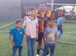 Al evento acudieron jugadores del equipo de Leones Negros de la UdeG, quienes atendieron una sesión de preguntas y respuestas. En la imagen posa el mediocampista Jorge Mora. EL INFORMADOR / A. Ramírez