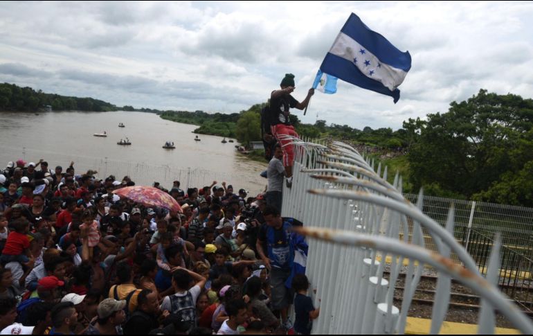 La crisis migratoria ha movilizado a unas cinco mil personas de las que unas dos mil han regresado a Honduras de forma voluntaria, según fuentes oficiales. EFE / E. Bercían
