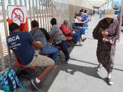 Migrantes han llegado al exterior de la aduana internacional entre San Luis Río Colorado, Sonora y San Luis, Arizona, para solicitar asilo en Estados Unidos. NTX/J. Romero