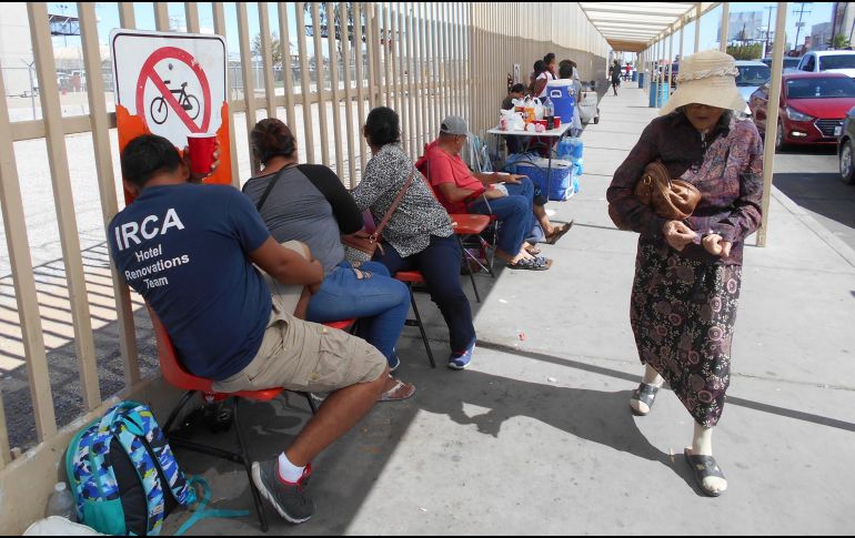 Migrantes han llegado al exterior de la aduana internacional entre San Luis Río Colorado, Sonora y San Luis, Arizona, para solicitar asilo en Estados Unidos. NTX/J. Romero