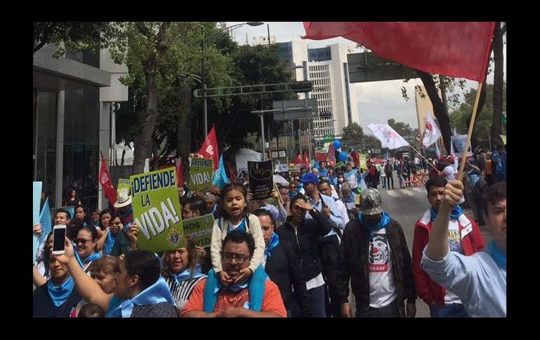 Alrededor de 700 personas marcharon desde el Monumento a la Madre hasta la casa de transición del presidente electo. TWITTER / @FamiliaCDMX