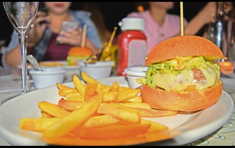Hamburguesa Gaspar. Hecha con la tradicional carne de ribeye molida, un menjurje de lechugas, cebolla blanca y una mayonesa casera a base de aceite de olivo estragón, mostaza dijon y gratinado de queso emmental suizo.