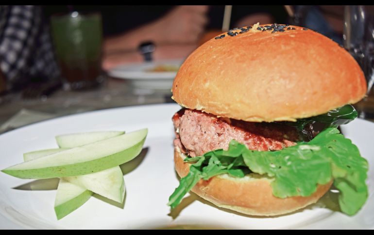 Hamburguesa Cimarrón. Carne de cordero molida con una combinación de arúgula, cebolla blanca, pepino fresco, mint jelly y mostaza dijon.