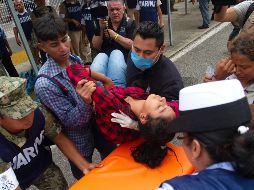 Paramédicos de la Marina Armada de México atienden a algunos migrantes que continúan cruzando el Río Suchiate. EFE/Ascencio