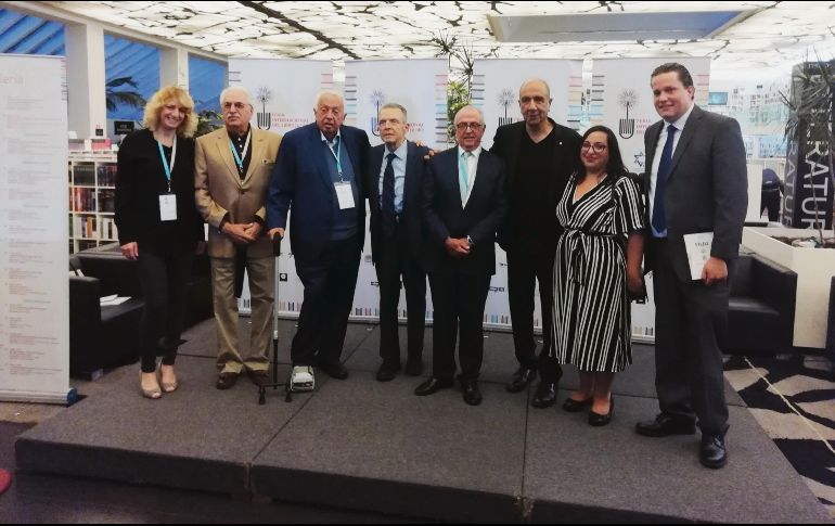 Al Frente. Silvia Hamui (presidenta del Comité Académico del CDIJUM), Jaime Balas (Secretario del Patronato del CDIJUM), Mayer Zaga, José Carreño, Rubén Goldberg, Ronny Someck (poeta israelí invitado a la FILJU), Tal Naim y Enrique Chmelnik.