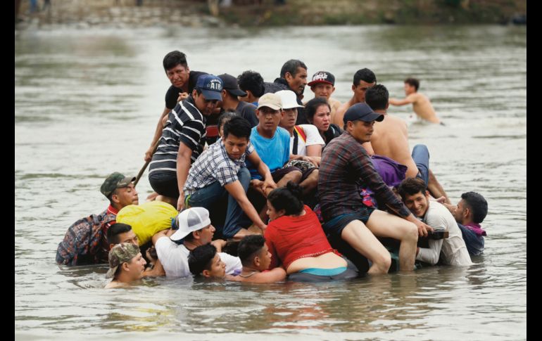 Decenas de migrantes cruzan en balsa el Río Suchiate, poniendo en riesgo su integridad. EFE