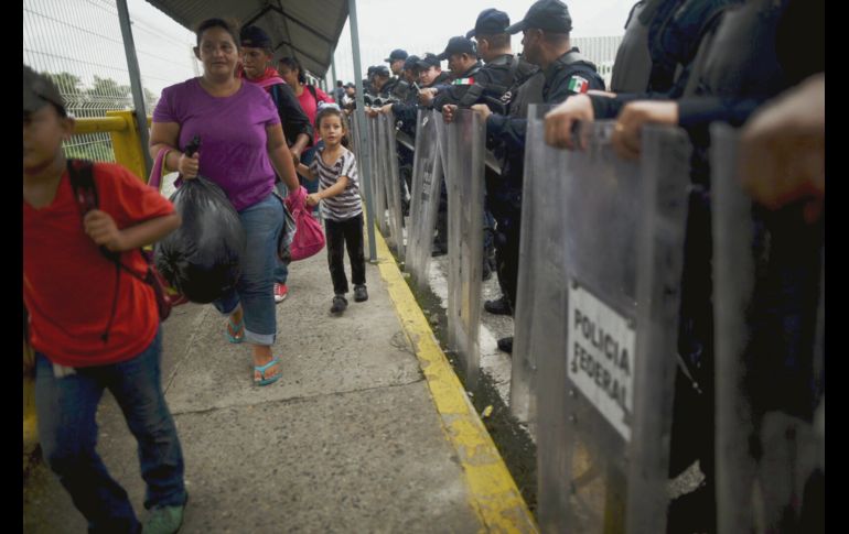Autoridades mexicanas dejan ingresar grupos pequeños de hondureños. EFE