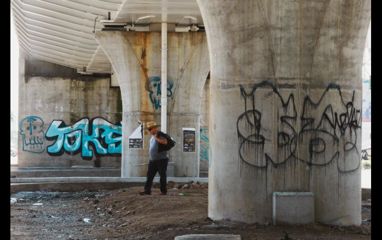 Desde que los pilares de la vía elevada para la nueva Línea 3 del Tren Ligero se construían, miles de ideas pasaron por la mente de la comunidad grafitera para atiborrar cada nuevo espacio con las letras de su crew o barrio. EL INFORMADOR / G. Gallo