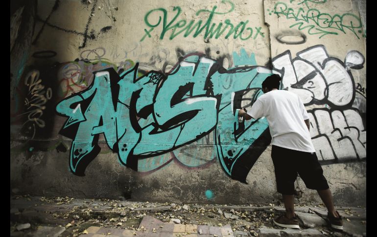 La naturaleza del grafiti, fenómeno que en Guadalajara se registra desde los cincuenta, es dejar en claro a las autoridades que existe una oposición emergente, retadora y evasora en cada barrio y cada espacio de la ciudad. EL INFORMADOR / F. Atilano