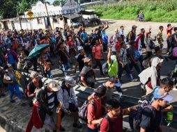 Los migrantes fueron despedidos por los mexicanos que salieron de sus hogares a desearles ánimo en su recorrido. AFP / P. Pardo