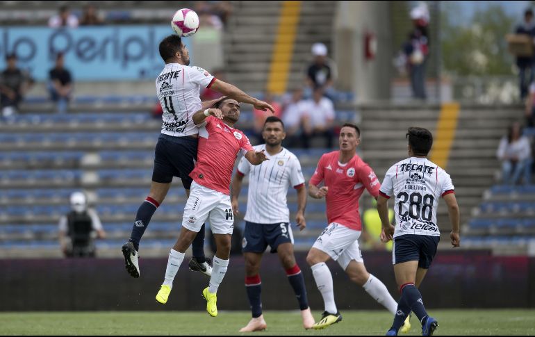 Acción del partido entre Lobos y Chivas en el juego de este domingo. MEXSPORT / J. Ramírez