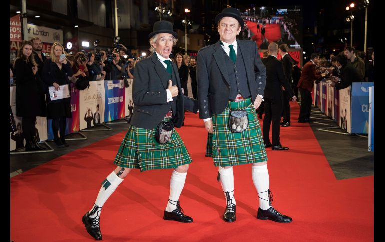 Los actores Steve Coogan (i) y John C. Reilly posan a su llegada al estreno de 