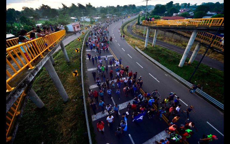 Centroamericanos de la caravana migrante se trastaladan de Ciudad Hidalgo a Tapachula, en Chiapas.