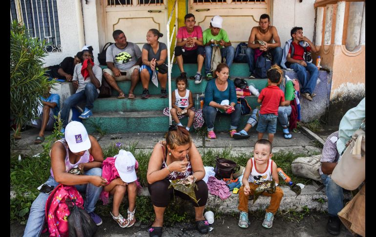 Migrantes toman un descanso en la población de Metapa, antes de proseguir a Tapachula.