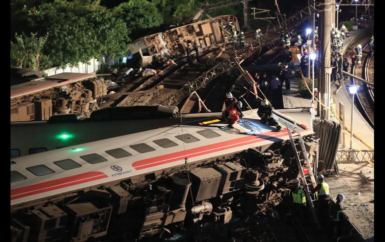 Al menos 22 personas han muerto y 171 han resultado heridas al descarrilar un tren de pasajeros cerca de Taipei, Taiwán. EFE/R. Tongo