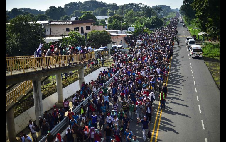 El grupo que avanzaba en México este domingo está conformado por unas tres mil personas. Gran parte de la caravana logró cruzar ilegalmente el río fronterizo entre Guatemala y México y evadir la vigilancia.