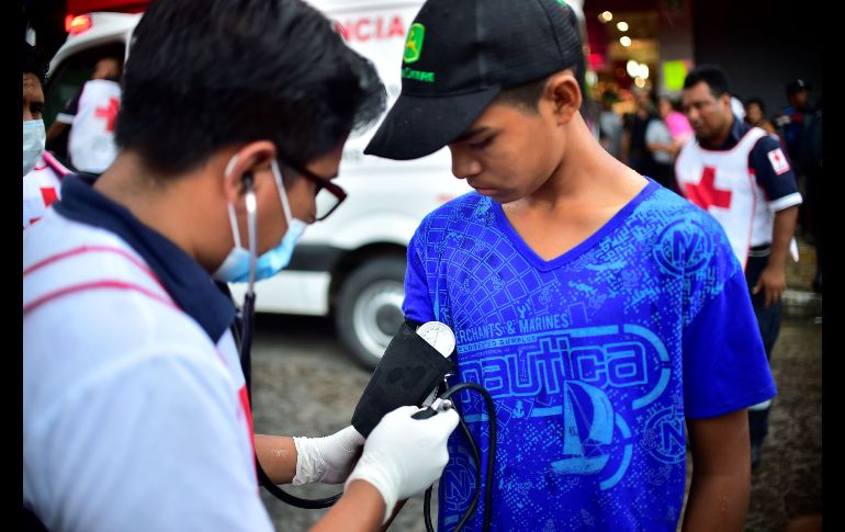 Un paramédico revisa la presión arterial de un hondureño en Tapachula.