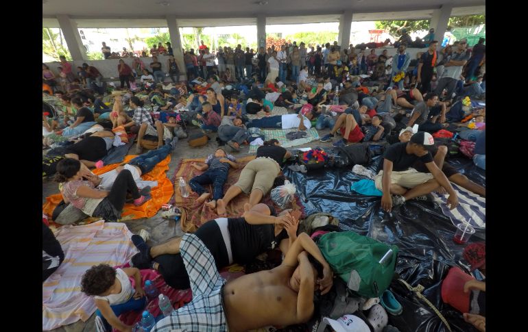 Migrantes toman un descanso en el jardín Hidalgo de Tapachula, tras haber caminado por unas ocho horas desde Ciudad Hidalgo.