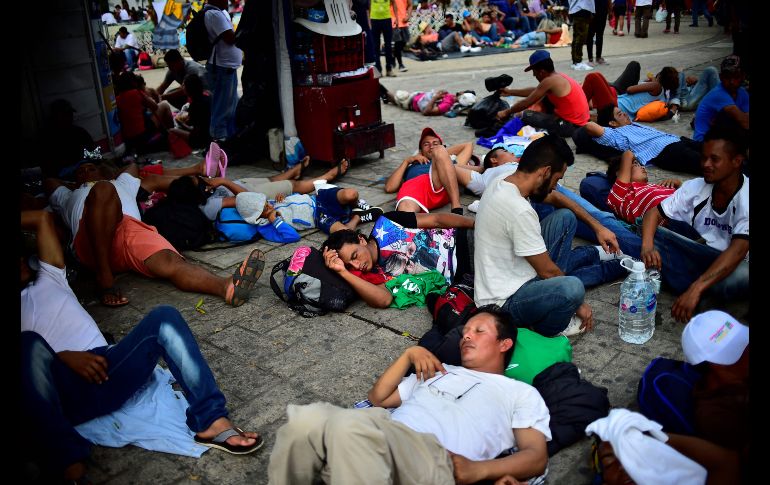 Los migrantes descansan en la plaza principal de Tapachula.