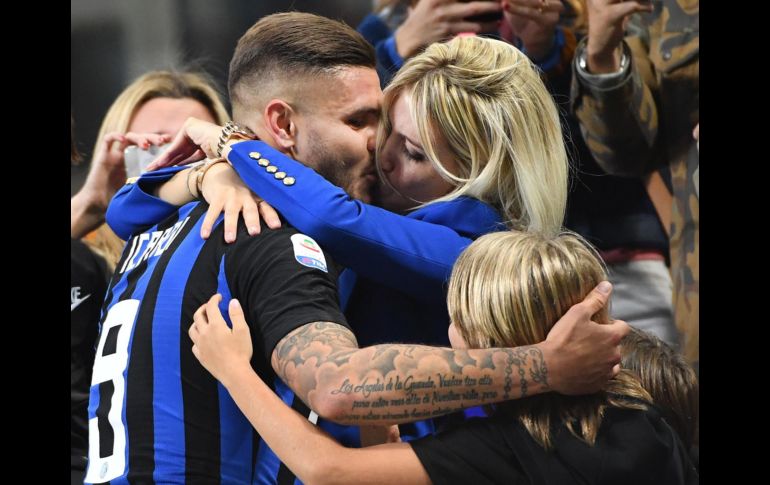 Mauro Emanuel Icardi, del Inter de Milán, besa a su esposa Wanda Nara al final de un partido ante el AC Milán en la ciudad italiana de Milán. EFE/EPA/D. Dal Zennaro