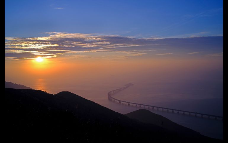 El puente Hong Kong-Zhuhai-Macao se ve al atardecer desde Hong Kong. El puente, con un total de 55 kilómetros de largo, será inaugurado el próximo 23 de octubre. AP/V. Yu