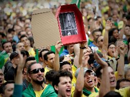 Los miles de simpatizantes de Bolsonaro acudieron a las protestas bajo una misma premisa: “No al PT, para que Brasil no se convierta en una Venezuela”. EFE/F. Bizerra