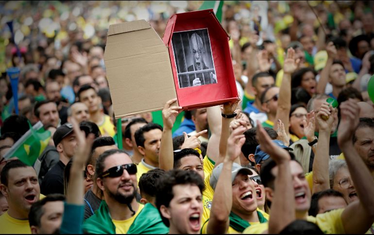 Los miles de simpatizantes de Bolsonaro acudieron a las protestas bajo una misma premisa: “No al PT, para que Brasil no se convierta en una Venezuela”. EFE/F. Bizerra