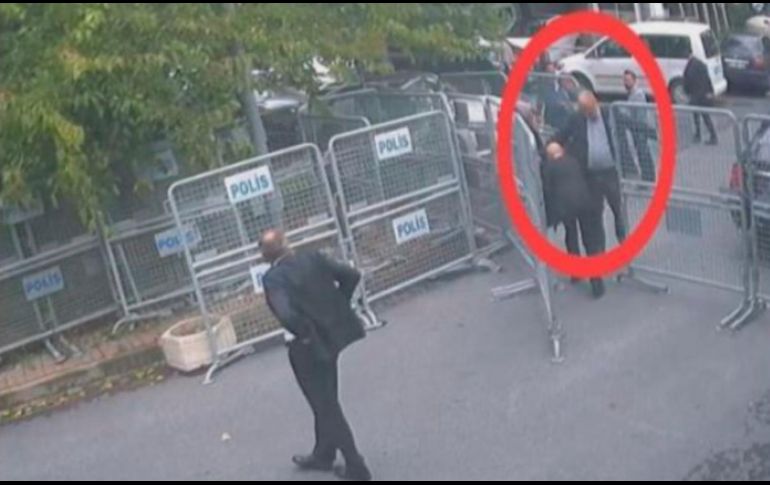 Imagen de un video que muestra al periodista Jamal Khashoggi en el ingreso al camino que conduce al consulado de Arabia Saudita en Estambul. AP