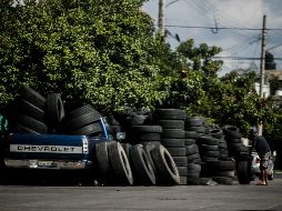 En algunos casos, las llantas en la vía pública obstruyen las banquetas e invaden las calles. EL INFORMADOR/F. Atilano