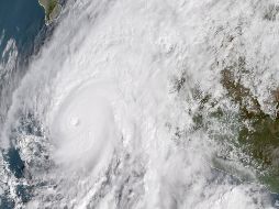 Imagen satelital del desplazamiento del huracán, captado a las 10:50, hora central de México. AFP/NOAA/RAMMB