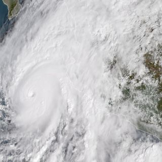 Prevén que huracán "Willa" toque tierra el martes en Sinaloa