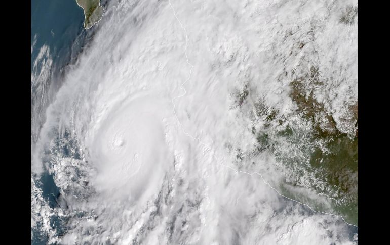 Imagen satelital del desplazamiento del huracán, captado a las 10:50, hora central de México. AFP/NOAA/RAMMB