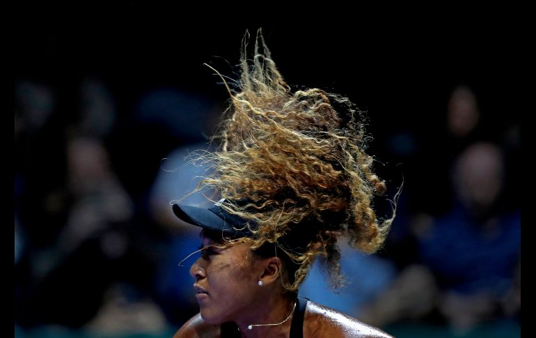 La japonesa Naomi Osaka observa en partido ante la estadounidense Sloane Stephens en el Masters WTA, en Singapur. AP/V. Thian