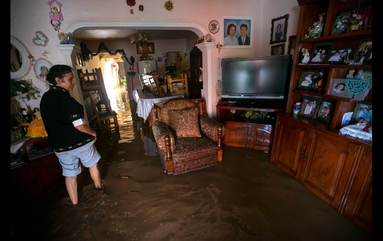 El agua dañó muebles en viviendas.