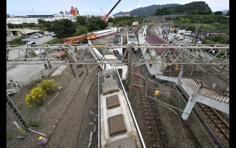 Los restos del tren que ayer se descarriló en Yilan, Taiwán. El accidente causó la muerte de al menos 18 personas y heridas a unos 200. AFP/S. Yeh
