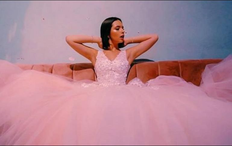 La hija de Pepe Aguilar sorprendió con los vestidos que utilizó para su fiesta de XV años. INSTAGRAM / angela_aguilar_
