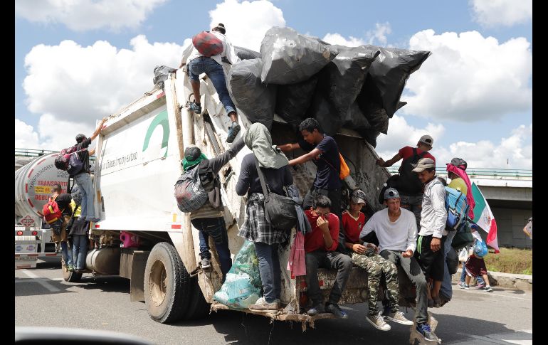 Los miles de migrantes centroamericanos, en su gran mayoría hondureños, viajan con lo puesto y agradecen la ayuda del pueblo mexicano, que les reparte agua, comida, medicamentos y ropa.